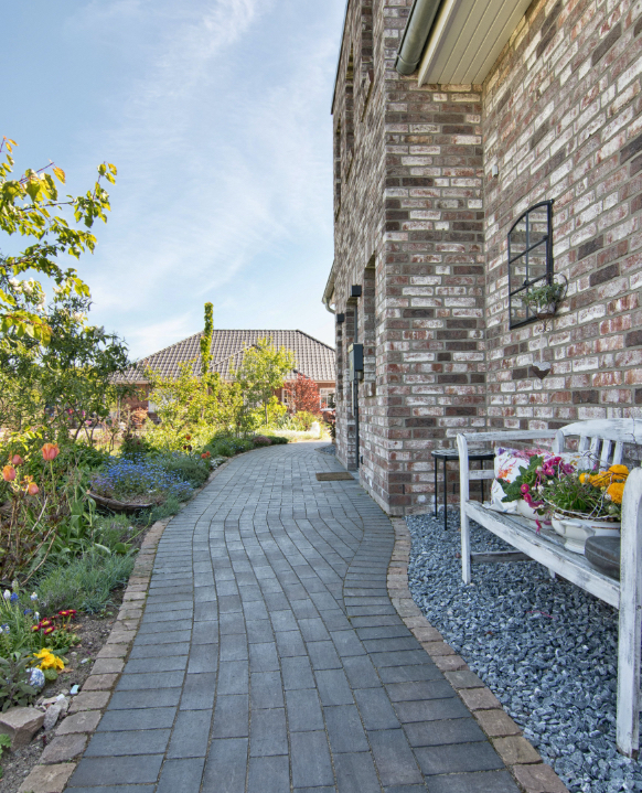 Gehwegpflaster und Blumenbeet