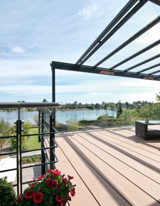 Überdachte Terrasse aus Holz