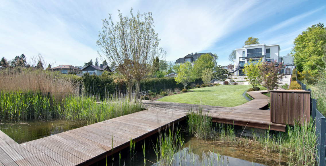 Holzbau, Wasserbepflanzung und Rasen ansähen