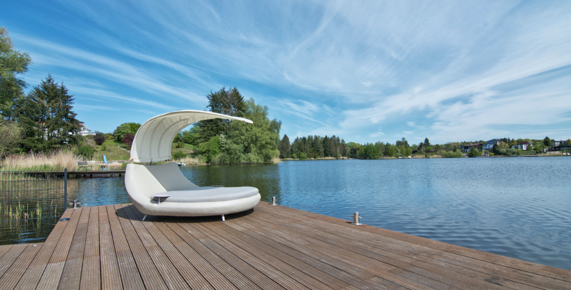 Terrassenbau aus Holz auf einem Seegrundstück