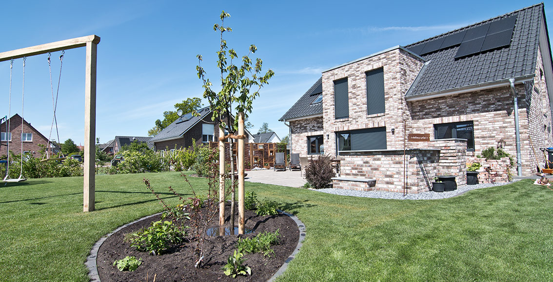 Handwerk: Mauer errichten, Rollrasen verlegen, Bäume und Hecke pflanzen und Spielgerüst aufbauen